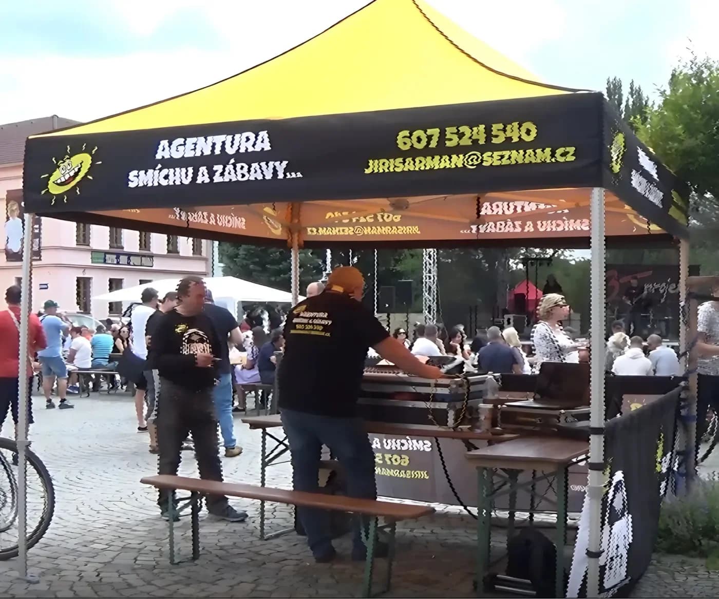 Obecní akce s pódiem a kapelou